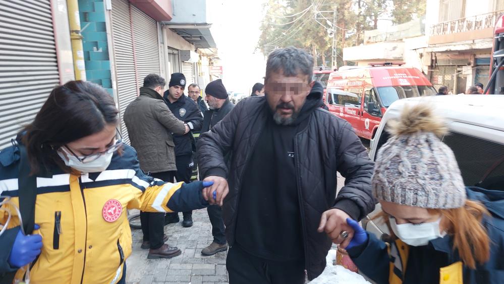 ‘Taksicilerin parasını gasp ettiğini’ iddia eden şahıs evini ateşe verdi