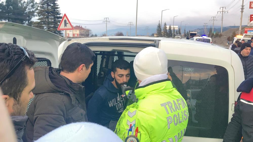 Polisleri peşine takıp 4 aracı hurdaya çeviren şüphelinin 41 suç kaydı çıktı