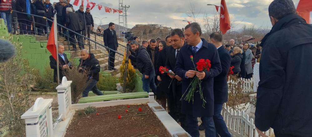 Özel, deprem şehitliğini ziyaret etti