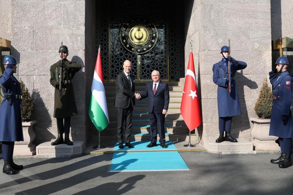 Bakan Güler Macar mevkidaşı Bobrovniczky ile görüştü