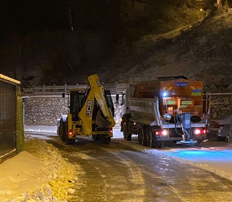 Nilüfer’de ekipler karla mücadele için görev başında