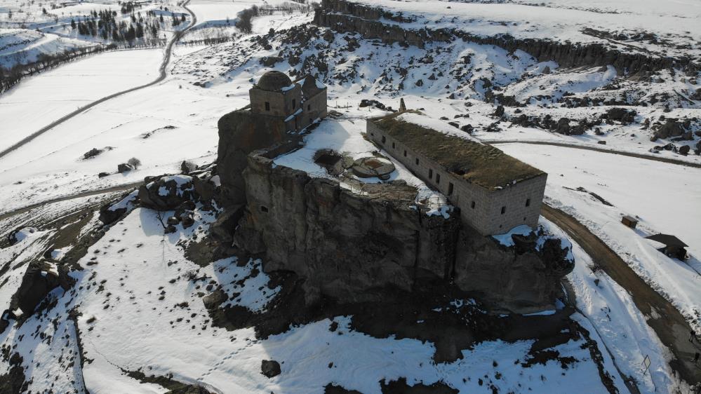 Dik kayalar üzerindeki Yüksek Kilise dikkat çekiyor