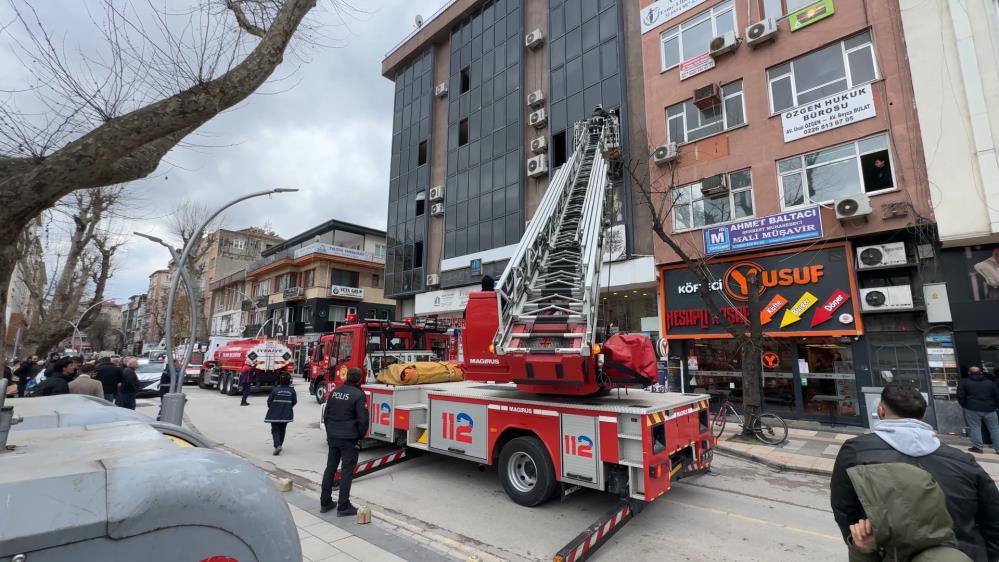 Yalova’da iş hanında çıkan yangında 2 kişi dumandan etkilendi