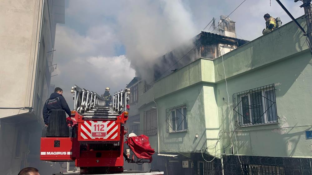 Bursa’da 3 katlı binada yangın!