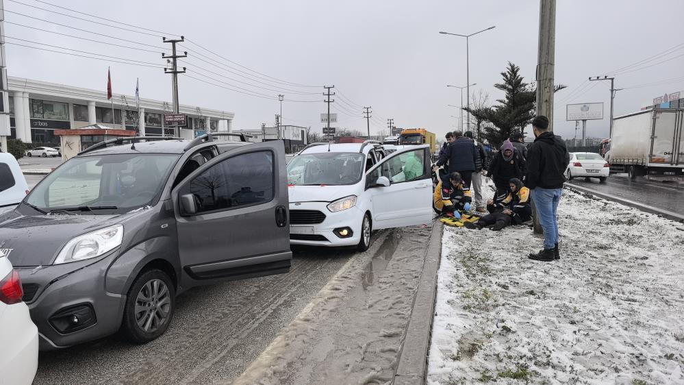 Bursa’da karlı yolda zincirleme kaza!