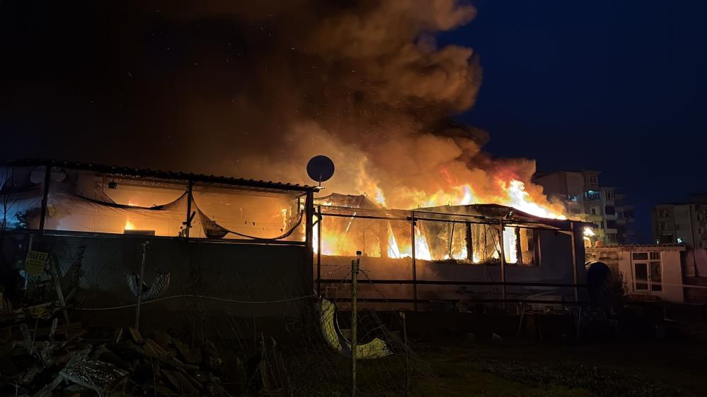 Tekirdağ’da prefabrik ev alev alev yandı