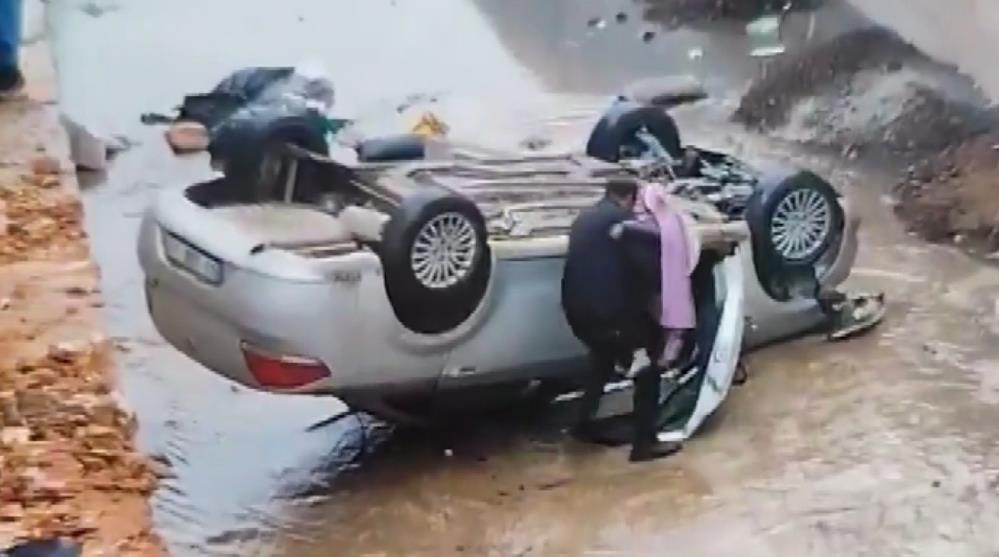 Şanlıurfa’da dereye düşen otomobildeki baba ve oğlu yaralandı