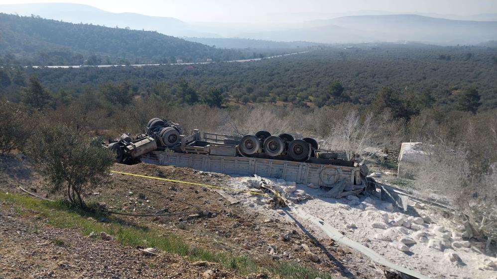 Mersin’de şarampole devrilen tırdaki 2 kişi öldü