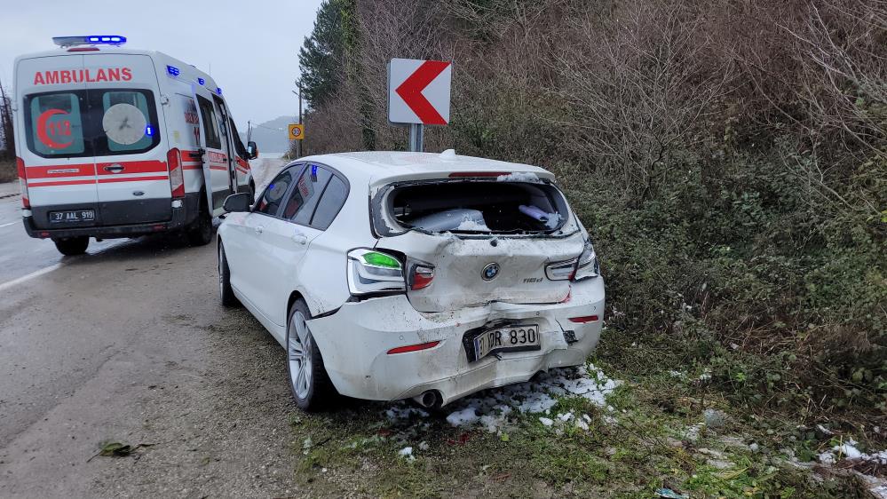 Kastamonu’da kamyonet otomobile çarptı: 3 yaralı