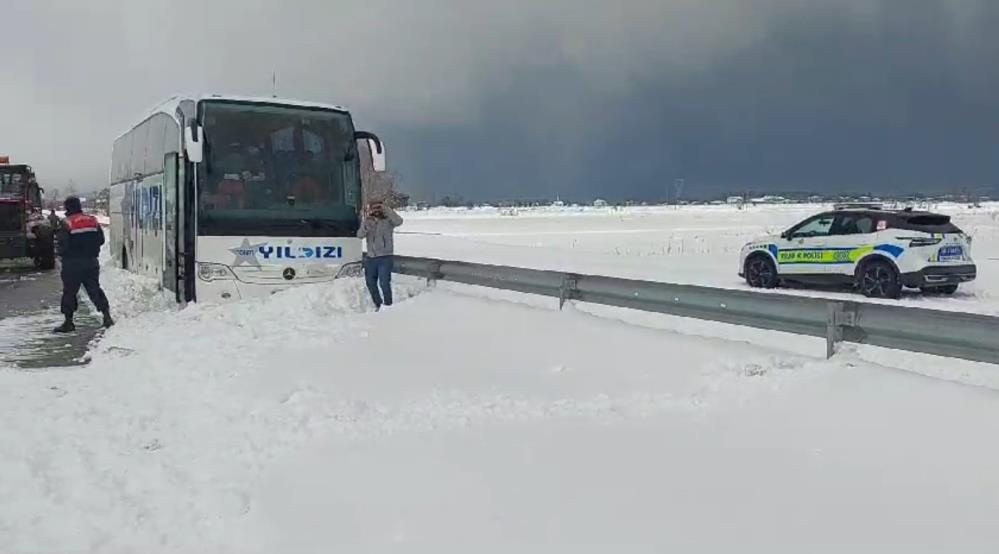 Kanala düşen otobüs ve otomobil kurtarıldı