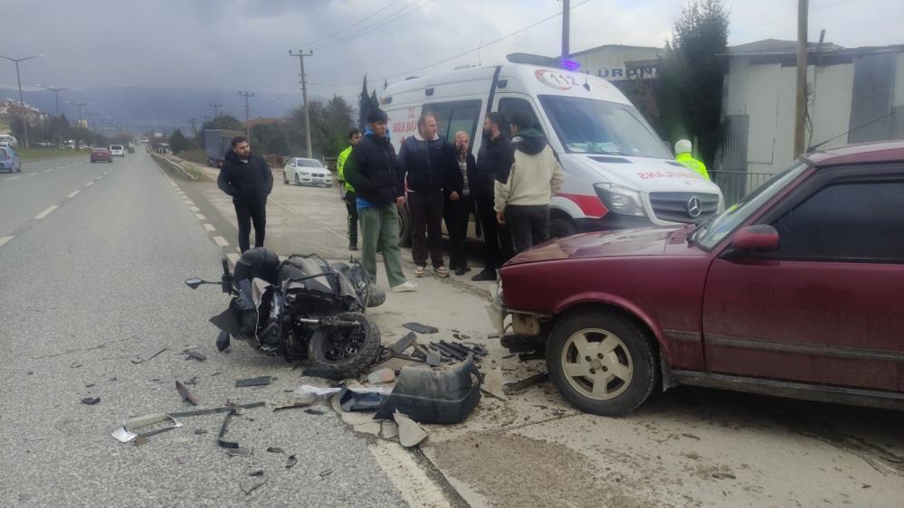 Bursa’da motosiklet otomobille çarpıştı