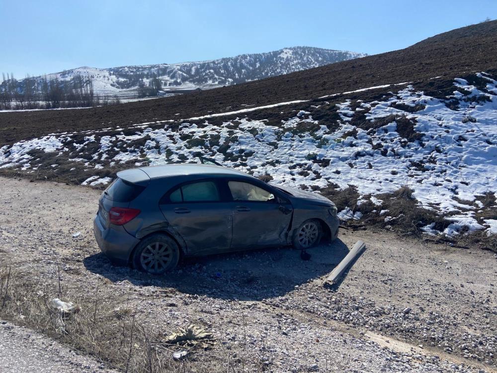 Virajı alamayan otomobil tarlaya uçtu: 1 yaralı