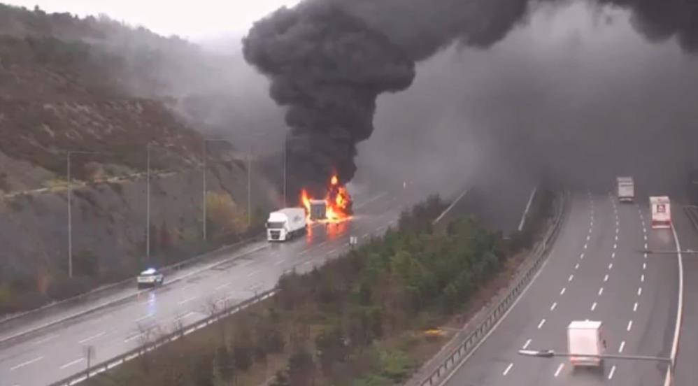 Köprü çıkışında TIR alevlere teslim oldu