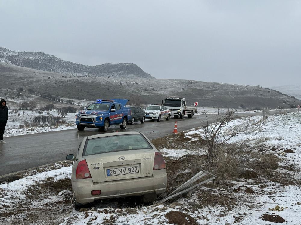 Şarampole giren otomobilde 4 kişi yaralandı