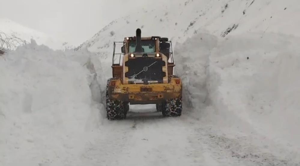 Yüksekova’da 3 metreyi geçen kar tünellerinde çalışma