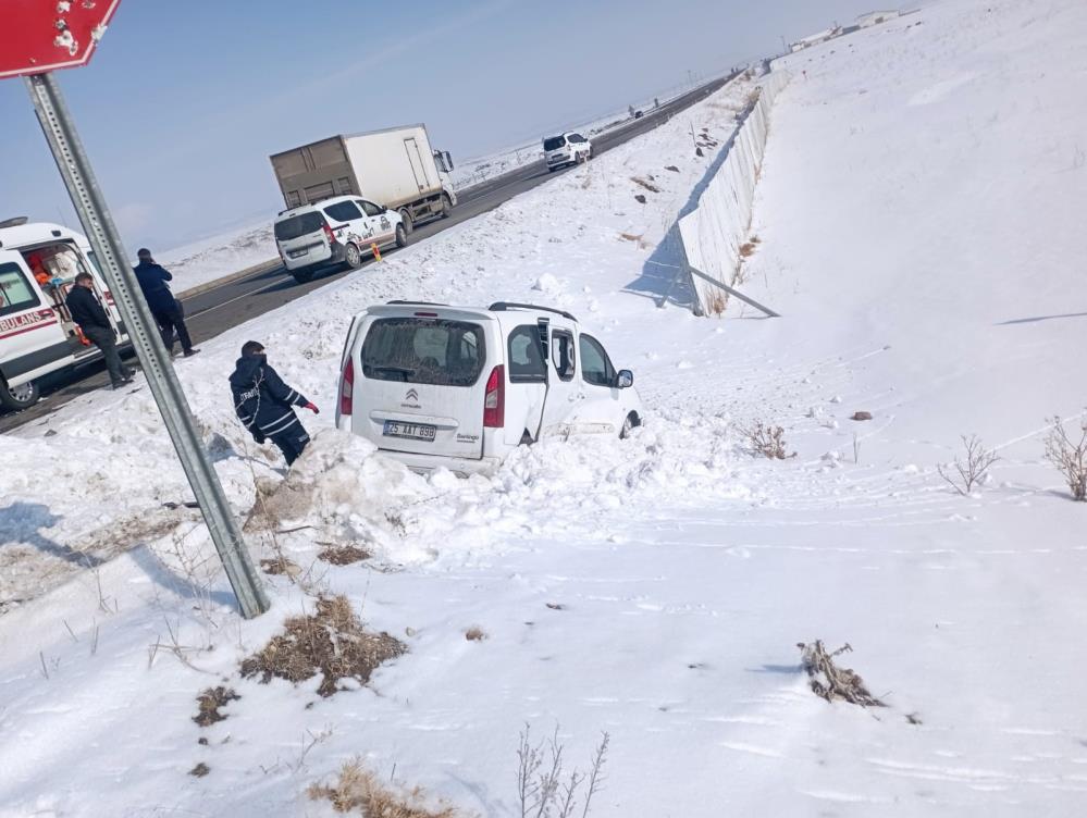 Kars’ta otomobil ile ticari araç çarpıştı: 9 yaralı