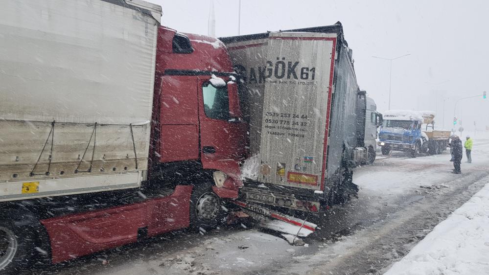 Samsun’da 4 tır ve 1 minibüsün karıştığı zincirleme kaza