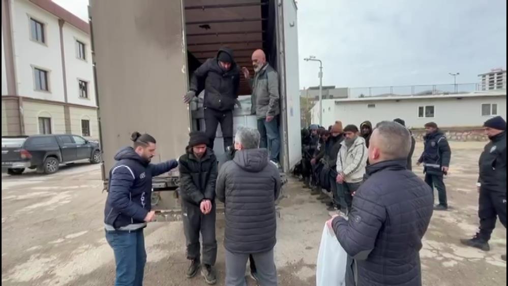 Rusya’dan gelen TIR’dan 24 kaçak göçmen çıktı