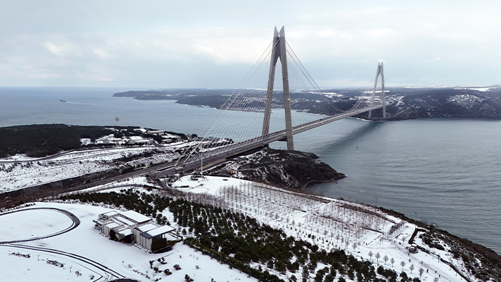 Yavuz Sultan Selim Köprüsü çevresi beyaz örtüyle kaplandı