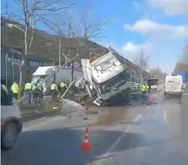 Bursa’da buzlanma nedeniyle kontrolden çıkan tır refüje girdi