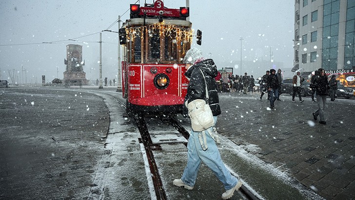 Taksim’de akşam saatlerinde kar yağışı etkili oldu