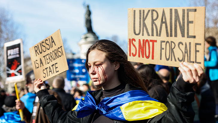 Fransa’da Ukrayna-Rusya savaşının yıldönümü öncesi binlerce kişi sokağa indi