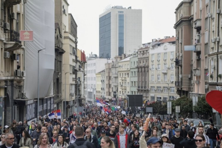 Sırbistan’da onbinlerce protestocu, Vucic’e karşı sokaklara döküldü