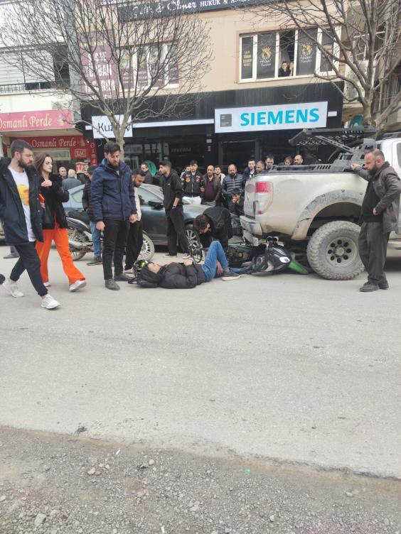 Bursa’da devrilen motosiklet aracın altına girdi: 1 yaralı