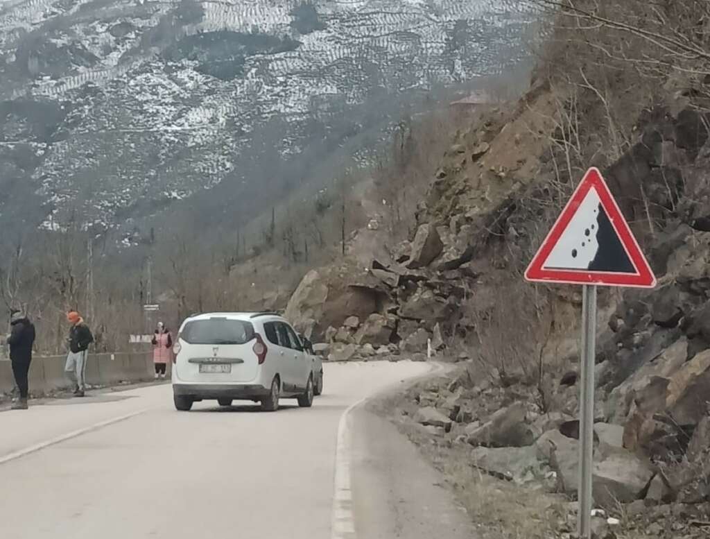 Ordu’da heyelan: Karayolu ulaşıma kapandı