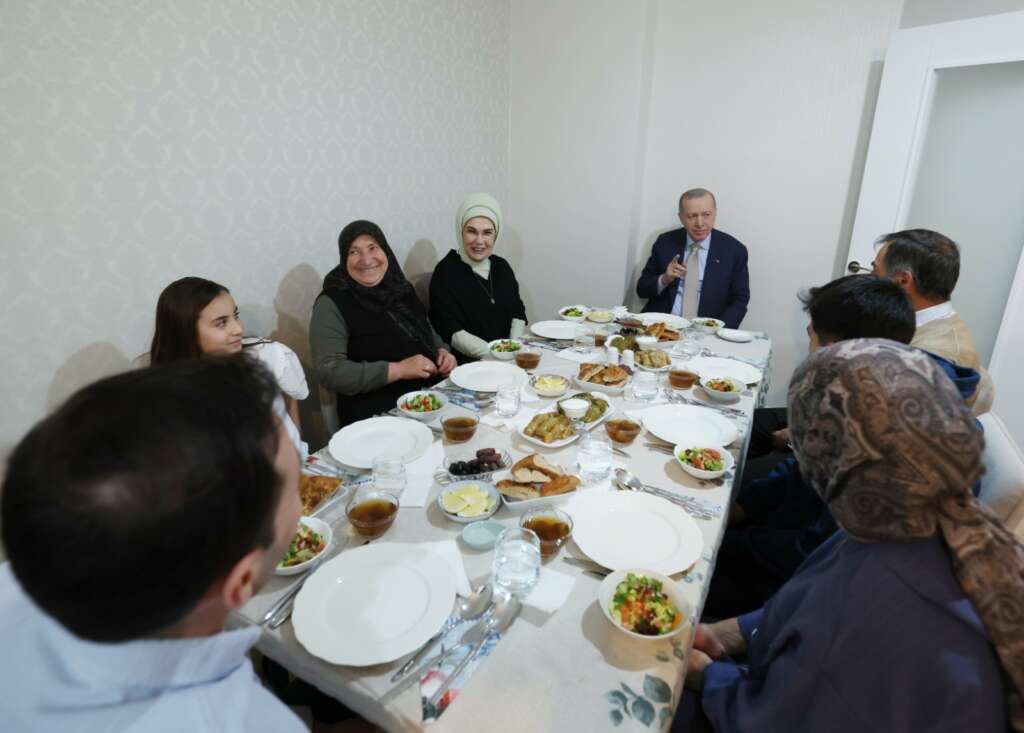 Cumhurbaşkanı Erdoğan ve eşi Emine Erdoğan, iftarda Fidan ailesini ziyaret etti