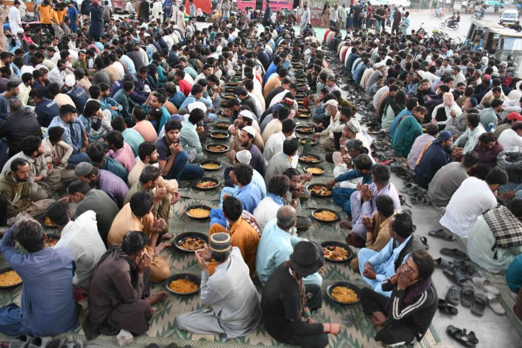 Pakistan’da ihtiyaç sahipleri için sokaklarda iftar sofraları kurulmaya devam ediyor