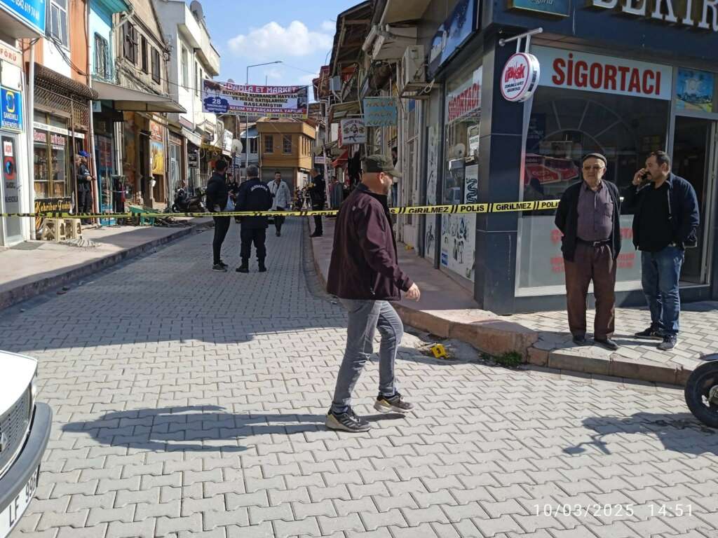 18 yaşındaki genç kavga ettiği şahsı ve kavgayı ayırmaya çalışan 5 kişiyi tüfekle vurdu