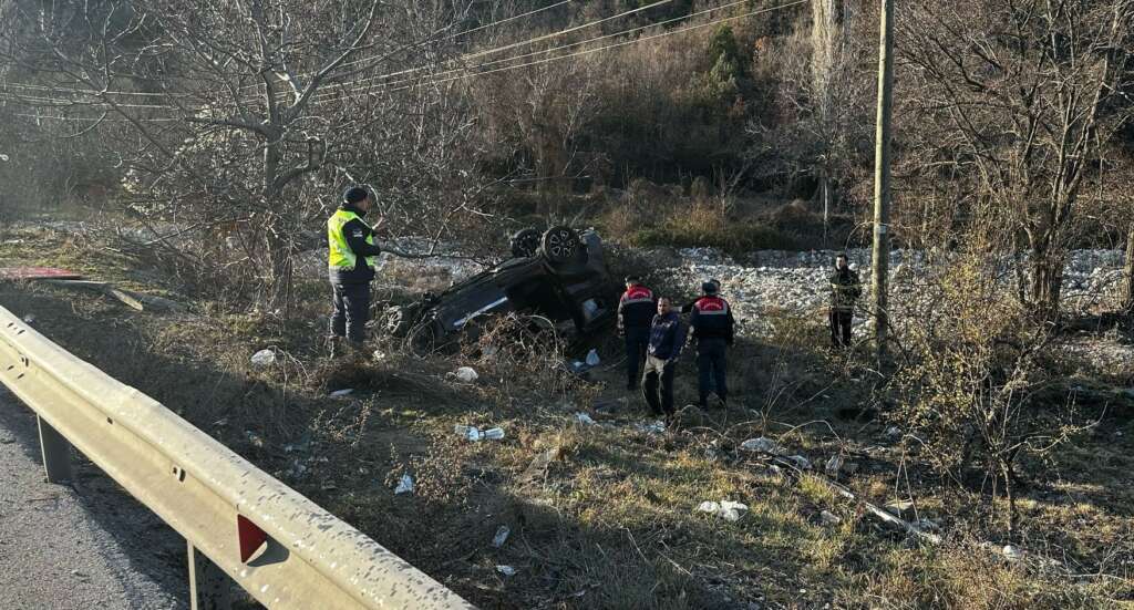 Hafif ticari araç devrildi: 1 ölü, 4 yaralı