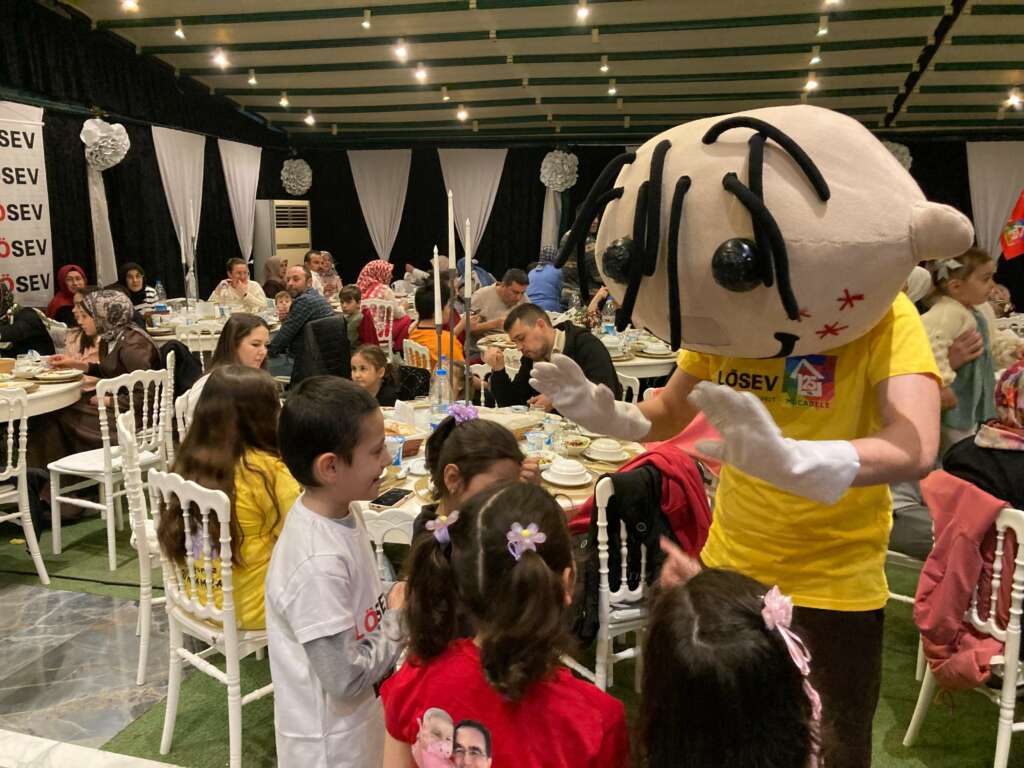 Bursa’da lösemili çocuklar ve aileleri iftar yemeğinde bir araya geldi