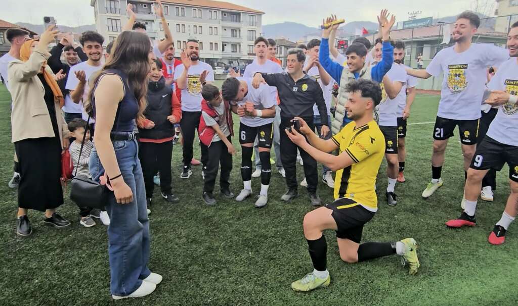 Şampiyonluk maçında futbolcudan, kız arkadaşına evlilik teklifi