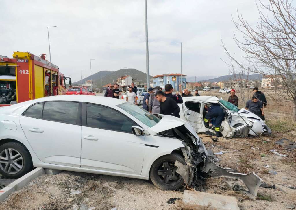 İki otomobilin kafa kafaya çarpıştı: 2 ölü, 3 yaralı