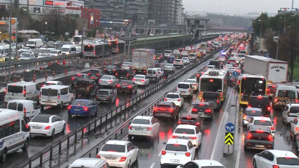 İstanbul’da trafik yoğunluğu yüzde 80’e ulaştı