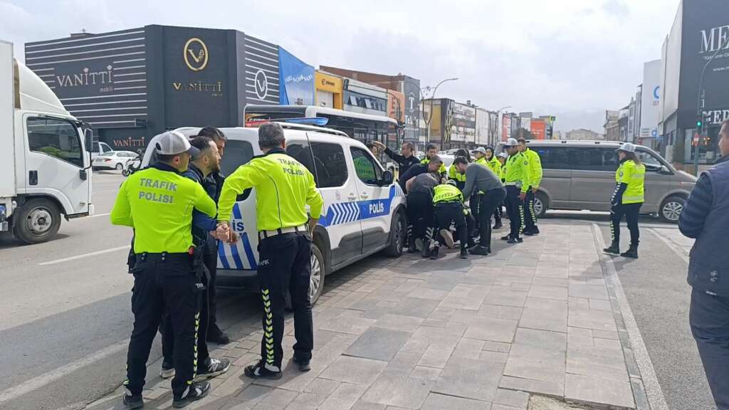 Bursa’da bir motorcu kasktan ceza yedi, ekiplere zor anlar yaşattı: O anlar kamerada