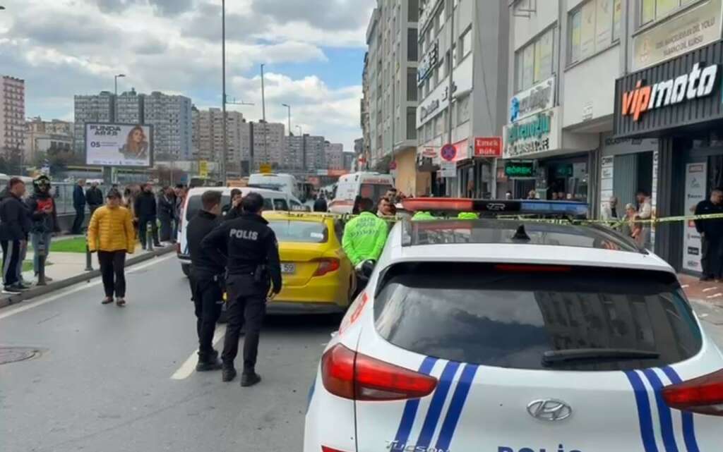 Taksiye binmek üzereyken motosiklet çarptı, talihsiz kadın hayatını kaybetti