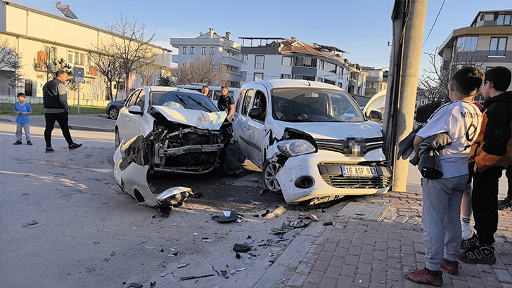 Bursa’da trafik kazası: İki araç birbirine girdi