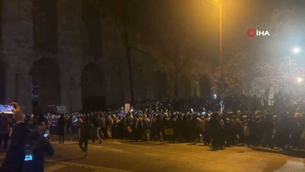 Saraçhane’den Taksim’e izinsiz yürümek isteyen gruba polis müdahale etti