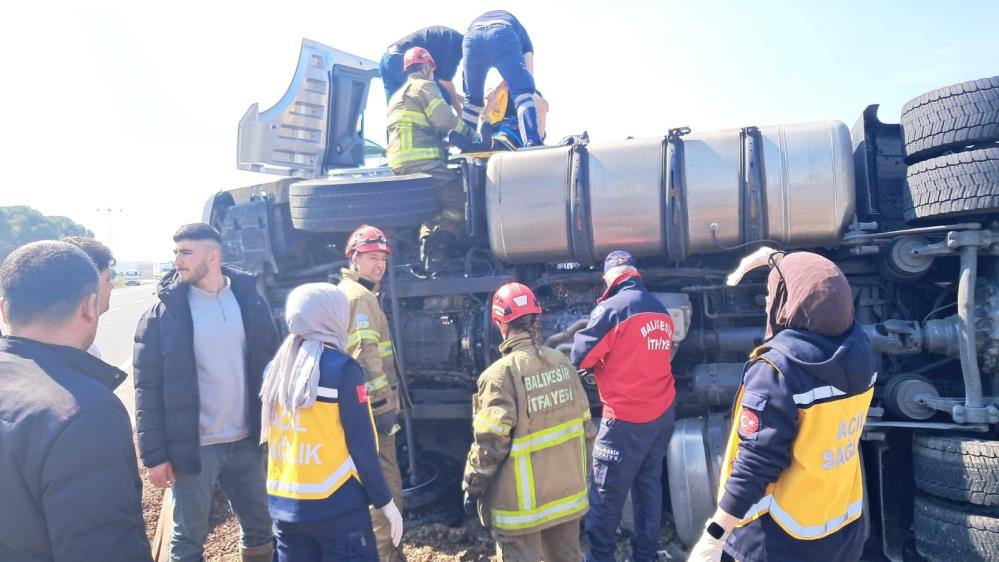 Balıkesir’de tır kaza yaptı yol trafiğe kapandı