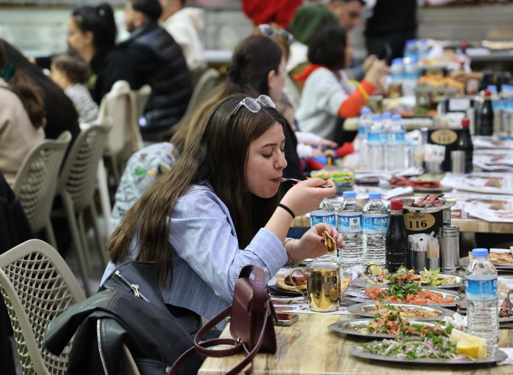 Adana’da ilk iftarda kebapçılar doldu taştı