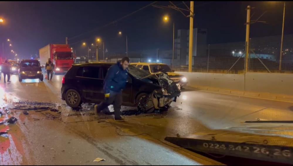 Bursa’da otomobil minibüse çarptı: 10 yaralı