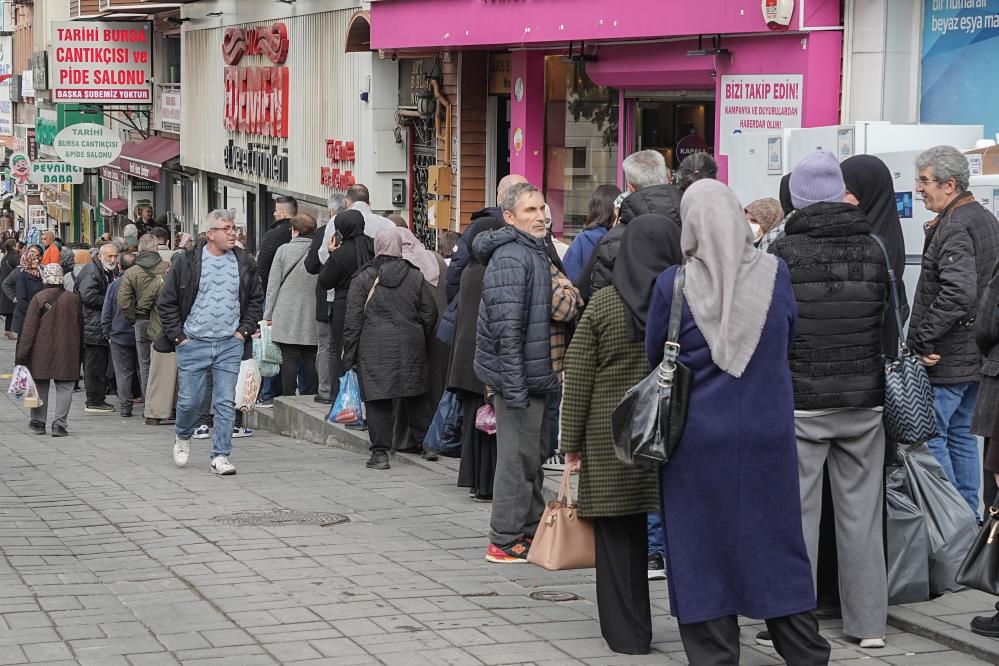 Bursa’da ramazan alışverişi için kasaplarda metrelerce et ve kıyma kuyruğu