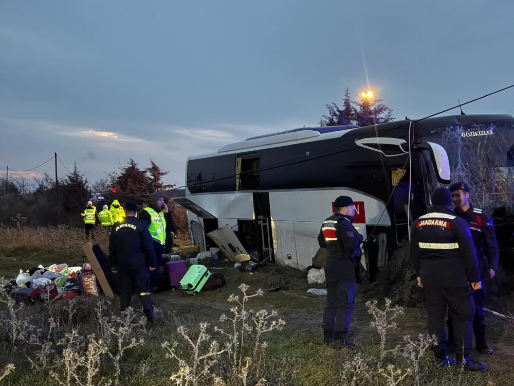 Çanakkale’de otobüs şarampole uçtu: 11 kişi yaralandı