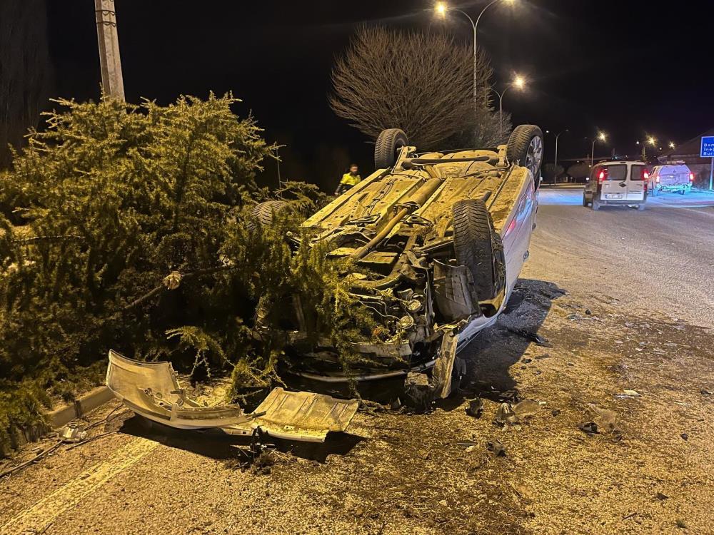 Tavşanlı’da otomobil takla attı: 3 yaralı