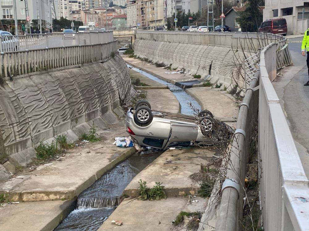 İstanbul’da kontrolden çıkan araç dereye uçtu: 5 yaralı