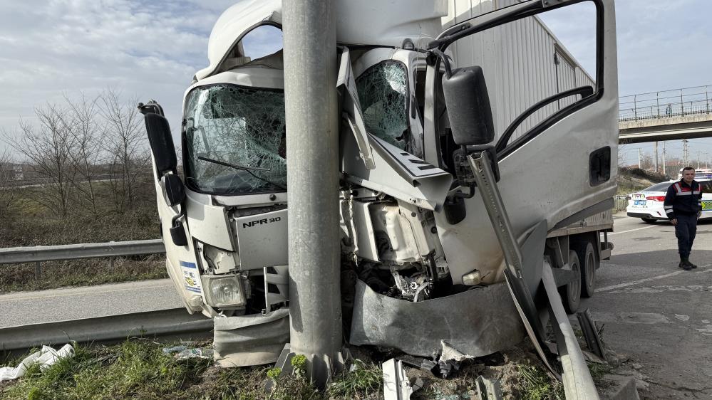 Kamyonet yön tabelasına ok gibi saplandı: 1’i ağır, 2 yaralı