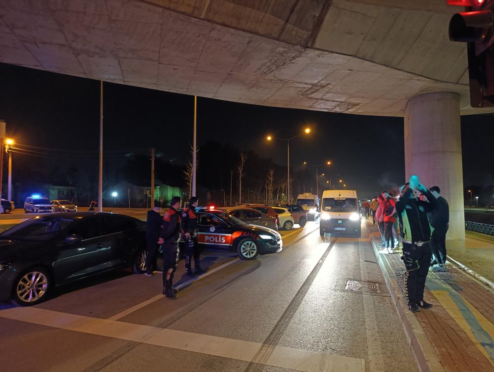 Bursa’da yolun karşısına geçen 2 kişiye hafif ticari araç çarptı